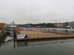 Sauna-Aussenanlage im Hafen von Helsinki, im Hintergrund die Fähre von Tallin