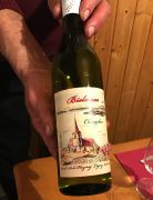 Sali präsentiert eine Flasche Chasselas