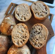 Grobporig mit knuspriger, krachender Kruste, die frischen Brötchen