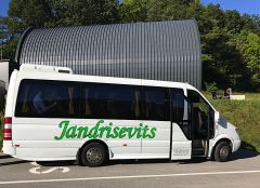 Im Vordergrund der kleine Personentransporter und hinten die Infobox der ÖBB in Gloggnitz