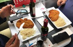 Speisen beim Reisen! Schnitzel serviert am Platz im Railjet der ÖBB