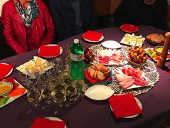 Gedeckter Apéro-Tisch in der Weinstube der Küferei Thurnheer in Berneck