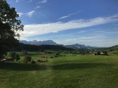 Von Ferne grüsst der Säntis über das grüne Appenzellerland