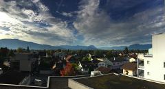 Blick aus dem Hotelzimmer auf das sonnige Rheintal