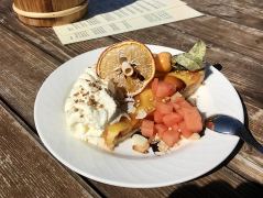 Aprikosenkuchen mit Schlagrahm und Früchten