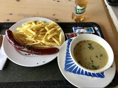 Mittagessen, Gemüsecremesuppe, Schüblig mit Pommes