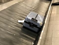 Mein Koffer auf dem Gepäckrollband am Flughafen JFK in New York
