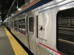 Blick auf den Lounge Car und den hinteren Teil des California Zephyr von Amtrak in der Union Station of Chicago