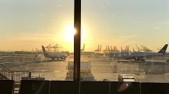 Frühe Morgensonne über der Skyline von Manhattan und dem Flughafen Newark