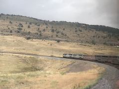 Amtrak «California Zephyr», Kurvenbild aus Speisewagenfenster vor der «Big Ten Curve», kurz nach Denver