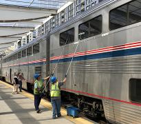 Die Fenster des «California Zephyr» werden nass gereinigt