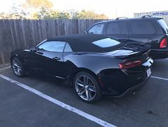 Mein schwarzer Chevrolet Camaro Convertible 2018 auf dem Hotelparkplatz