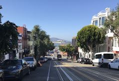 Blick auf Cablecars und Alcatraz in der Bucht von San Francisco