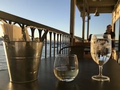 Wein und Wasser im späten Abendlicht am Lake Tahoe