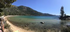 Strand und türkisfarbener See am Sand Harbor des Lake Tahoe, Panorama, klicken um es ganz anzuzeigen.