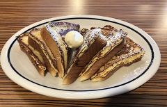 Ein Teller mit sechs Dreieck-Scheiben French Toast im IHOP in South Lake Tahoe