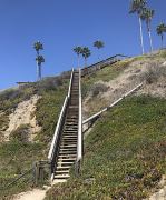 Die hölzerne Treppe mit 110 Stufen vom Kon Tiki Inn zum Strand hinunter
