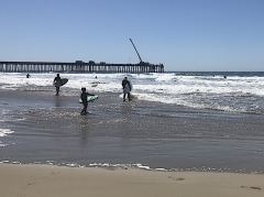 Surfer vor dem Pier von Pismo Beach