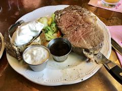 Ein Prime Rib mit «Au Jus», «Horse Radish» und einer Ofenkartoffel mit Sauerrahm