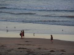 Abendlicht auf Personen am Strand in Pismo Beach