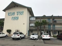 Strassenseitige Front des Hotels «Kon Tiki Inn» in Pismo Beach