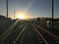 Blick vom Bahnübergang in Tehachapi nach Westen