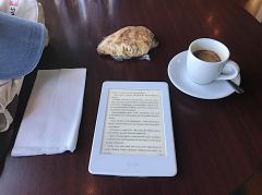 Espresso, Apfel-/Zimtgebäck und Kindle