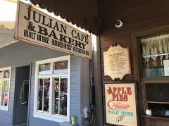 Das Werbeschild der «Julian Café & Bakery»