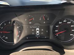 Cockpit des Chevrolet Camaro mit der Anzeige von Reifendruck und Meilenstand
