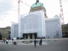 Bundeshaus in Bern, verhüllt für den Umbau