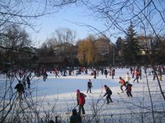 Gefrorener Egelsee mit spielenden Kindern