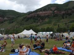 Die ersten Zuschauer haben sich in Telluride am Bluegrass-Festival niedergelassen