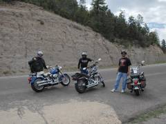 Drei "schwere" Jungs mit ihren Harley Davidson