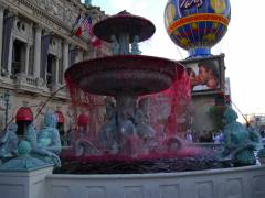 Springbrunnen vor dem Hotel Paris in Las Vegas