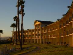 Das Hotel Kon Tiki Inn in der goldenen Abendsonne