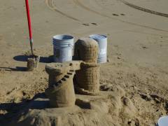 Sandburgen am Strand von Grover Beach