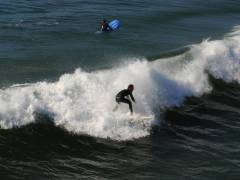 Surfer mitten in der Welle