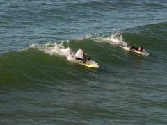 Zwei Surfer in den Wellen
