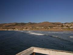 Blick vom Pier auf den Strand von Pismo Beach