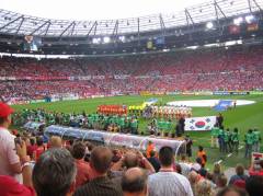 Schweiz und Südkorea beim Singen der Nationalhymne